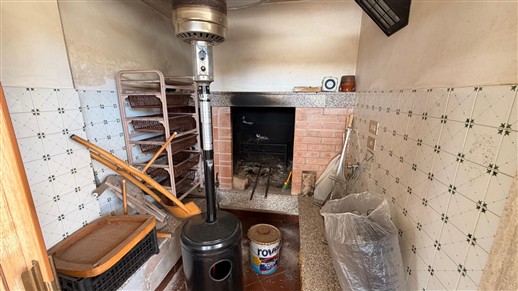Villetta Con Trullo e Deposito in Zona Collinare